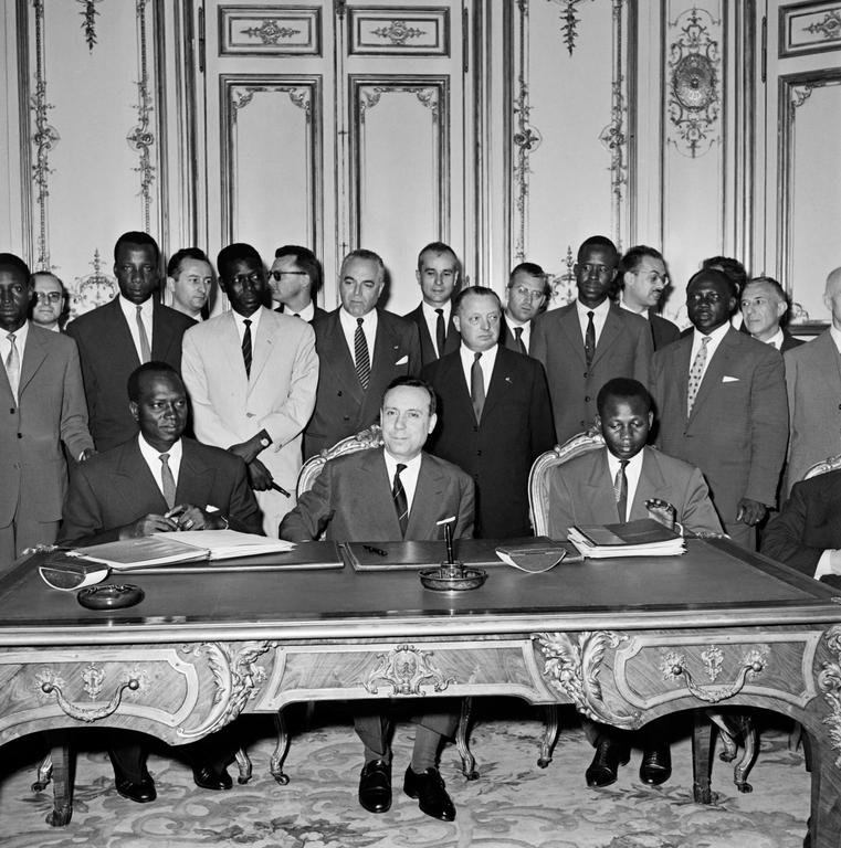 Le 20 juin 1960, Modibo Keita, président de l'Assemblée fédérale de la Fédération du Mali (à g.) et Mamadou Dia, vice-président de la Fédération du Mali (à dr.) rencontrent le Premier ministre français Michel Debré (au milieu) à l’Hôtel Matignon à Paris pour célébrer l'indépendance de la Fédération du Mali. Or, deux mois plus tard, le Sénégal se retirera de la fédération et proclamera son indépendance. Mamadou Dia deviendra Premier ministre. Le 22 septembre 1960, sous la conduite de Modibo Keita, la République soudanaise proclamera à son tour son indépendance, tout en conservant le nom de Mali.