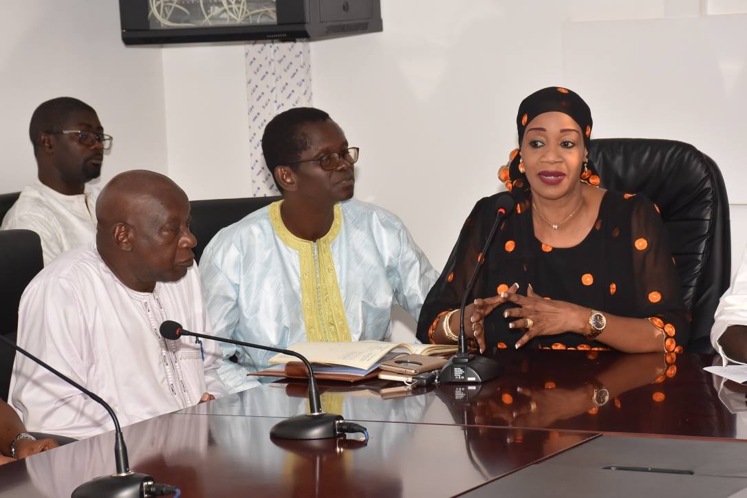 Le ministre Abdoulaye Diouf Sarr donne une lueur d’espoir aux commerçants de Rufisque (Images)