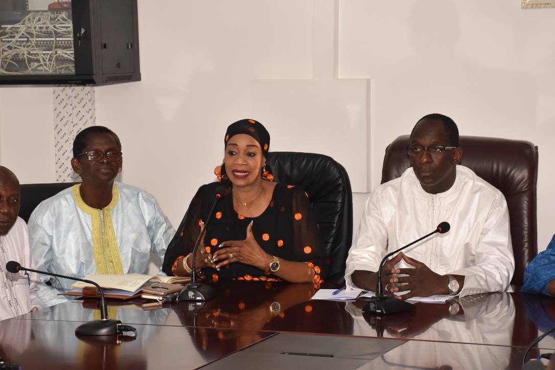 Le ministre Abdoulaye Diouf Sarr donne une lueur d’espoir aux commerçants de Rufisque (Images)