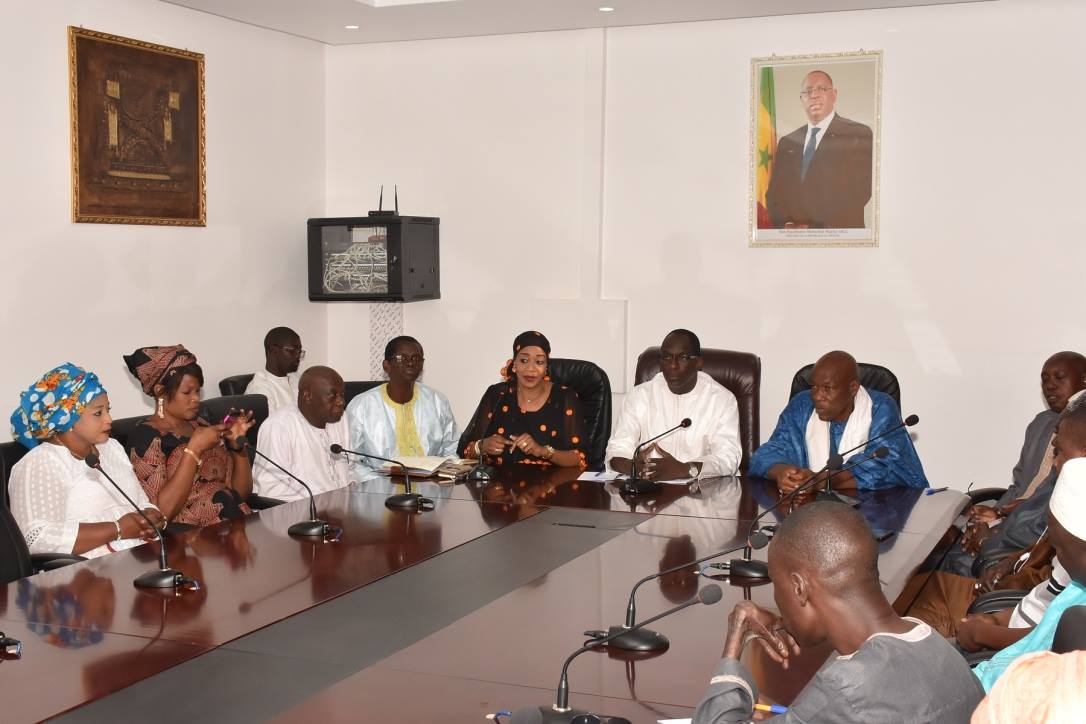 Le ministre Abdoulaye Diouf Sarr donne une lueur d’espoir aux commerçants de Rufisque (Images)