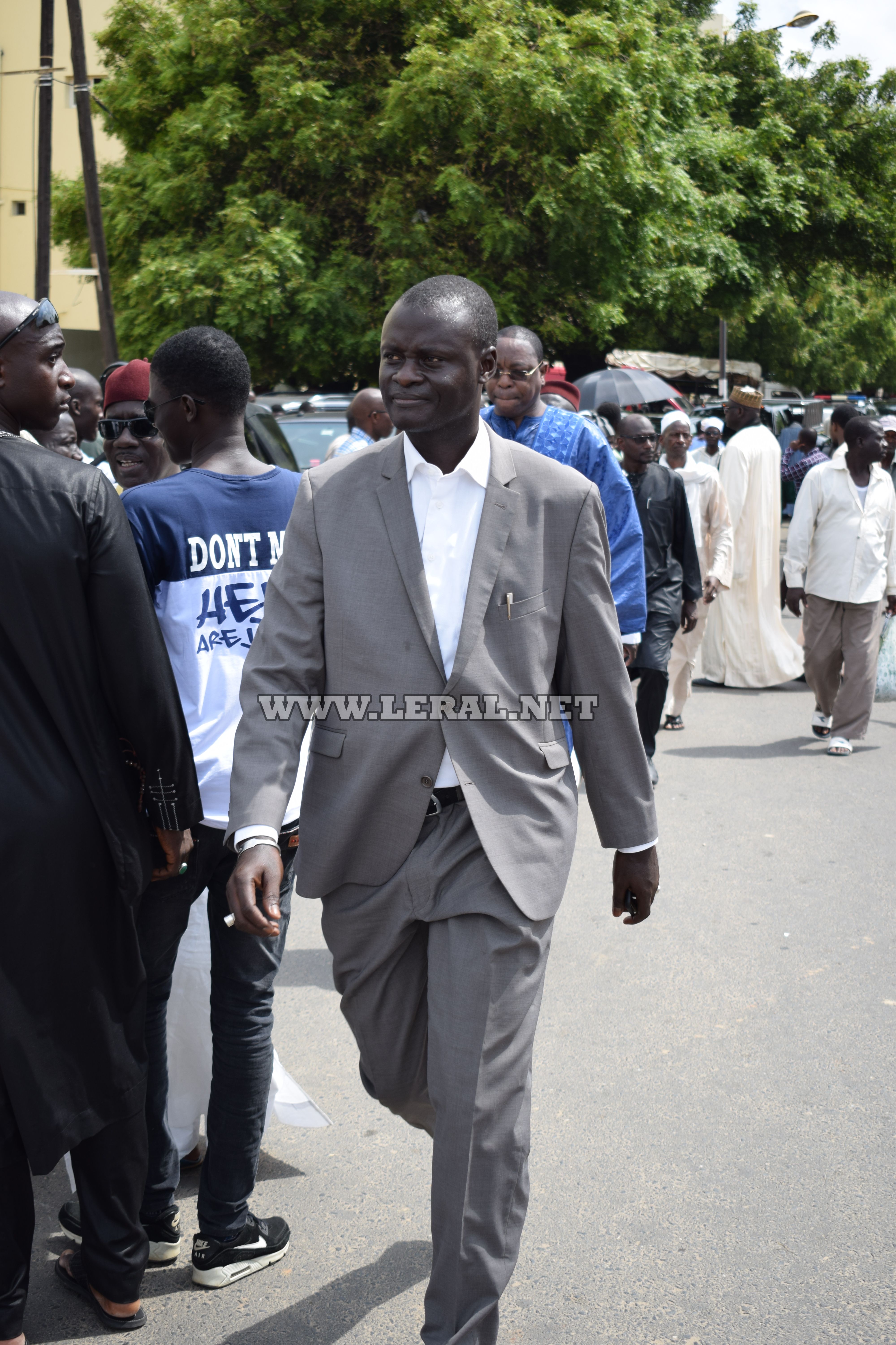 Vidéo et photos : l'émouvante levée du corps de M. Aliou Sow (CSE), à la mosquée Omarienne 