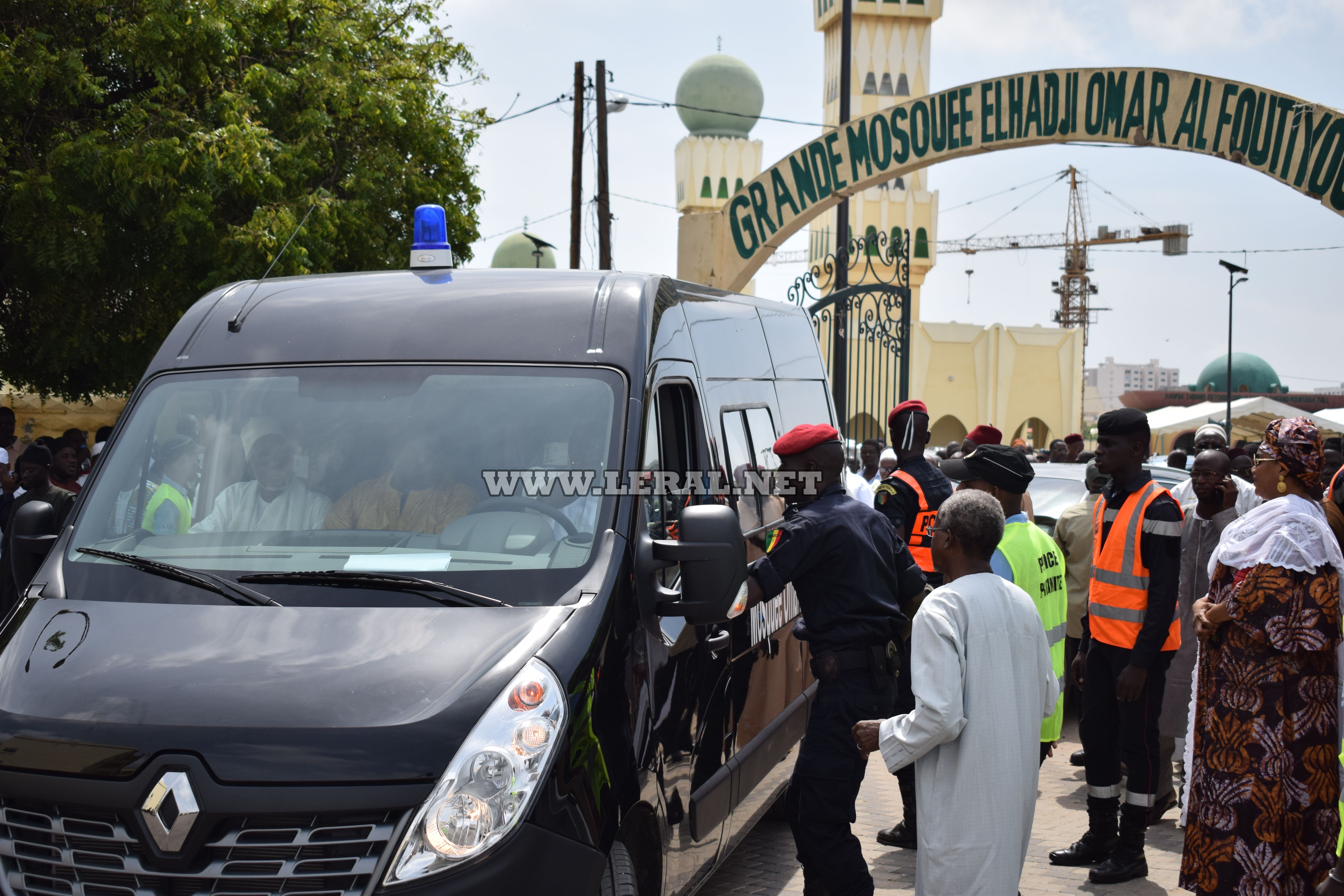 Vidéo et photos : l'émouvante levée du corps de M. Aliou Sow (CSE), à la mosquée Omarienne 