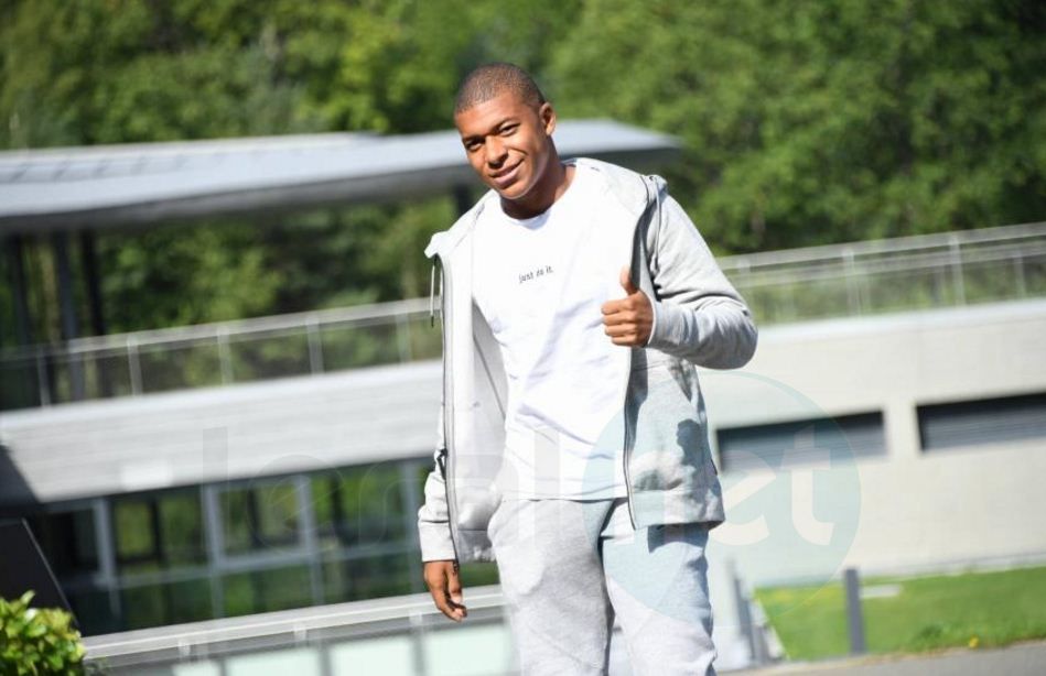 Photos: L'arrivée des Bleus à Clairefontaine pour leur match contre le Pays-Bas, en éliminatoires de Coupe du Monde