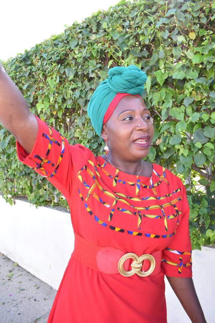 Photos : Etuma Séba jubile après la libération de son mari Kémi Séba, regardez