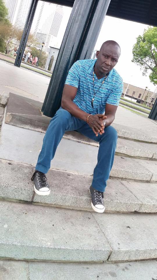 Assane Diouf portait des jeans noirs et un t-shirt bleu, à son arrivée à l’aéroport de Dakar