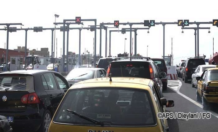 URGENT-(VIDEO) : Une voiture prend feu sur l’autoroute à Péage