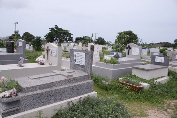 Commémoration des fidèles défunts : Les chrétiens démarrent le nettoyage des cimetières catholiques à Dakar