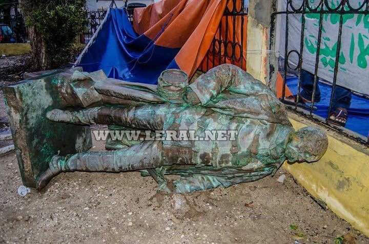  (Photos) La statue de Faidherbe tombe naturellement ce 5 septembre 2017