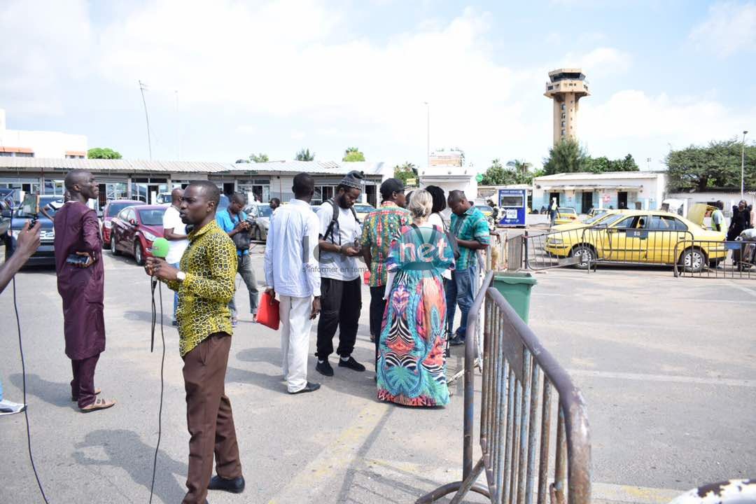 Photos : Ambiance de de l’expulsion de Kemi Séba à l’aéroport Léopold Sédar Senghor
