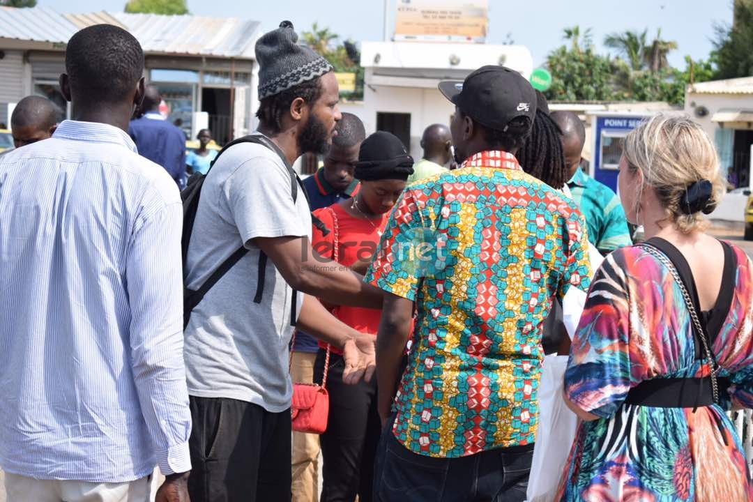 Photos : Ambiance de de l’expulsion de Kemi Séba à l’aéroport Léopold Sédar Senghor