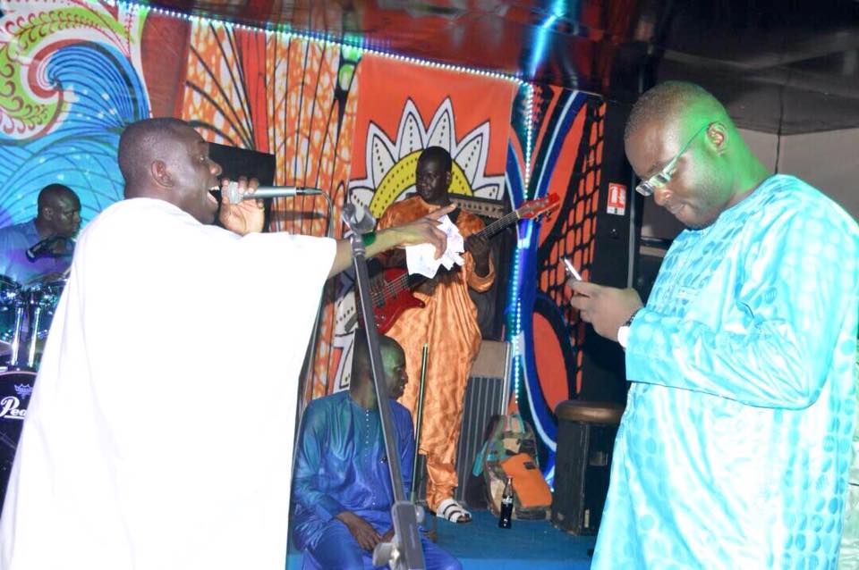 Mbaye Sène "Wendèlou" dans ses œuvres à la soirée "Ndeweneul Tabaski" de de Pape Diouf 