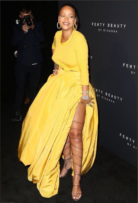Photos: Rihanna époustouflante dans sa belle robe 