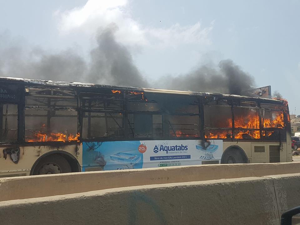 URGENT : Un bus DDD en flammes sur la route de l'aéroport 
