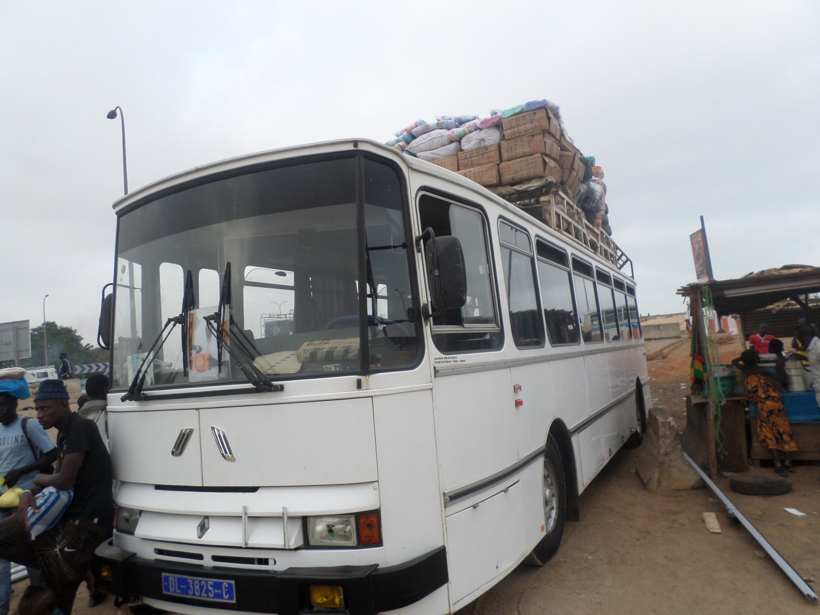 Drame à Sébikotane : l’apprenti qui dormait, tombe du marchepied du bus et décède