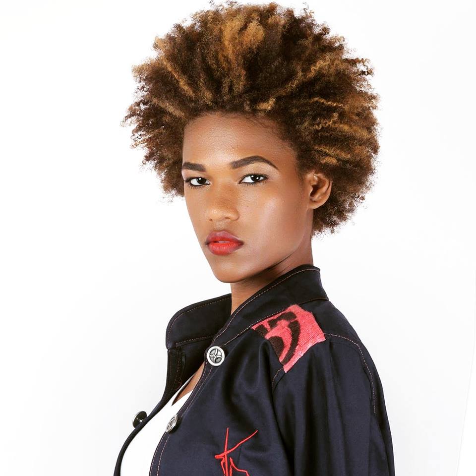 12 Photos: La belle et jeune mannequin Stephanie Diatta