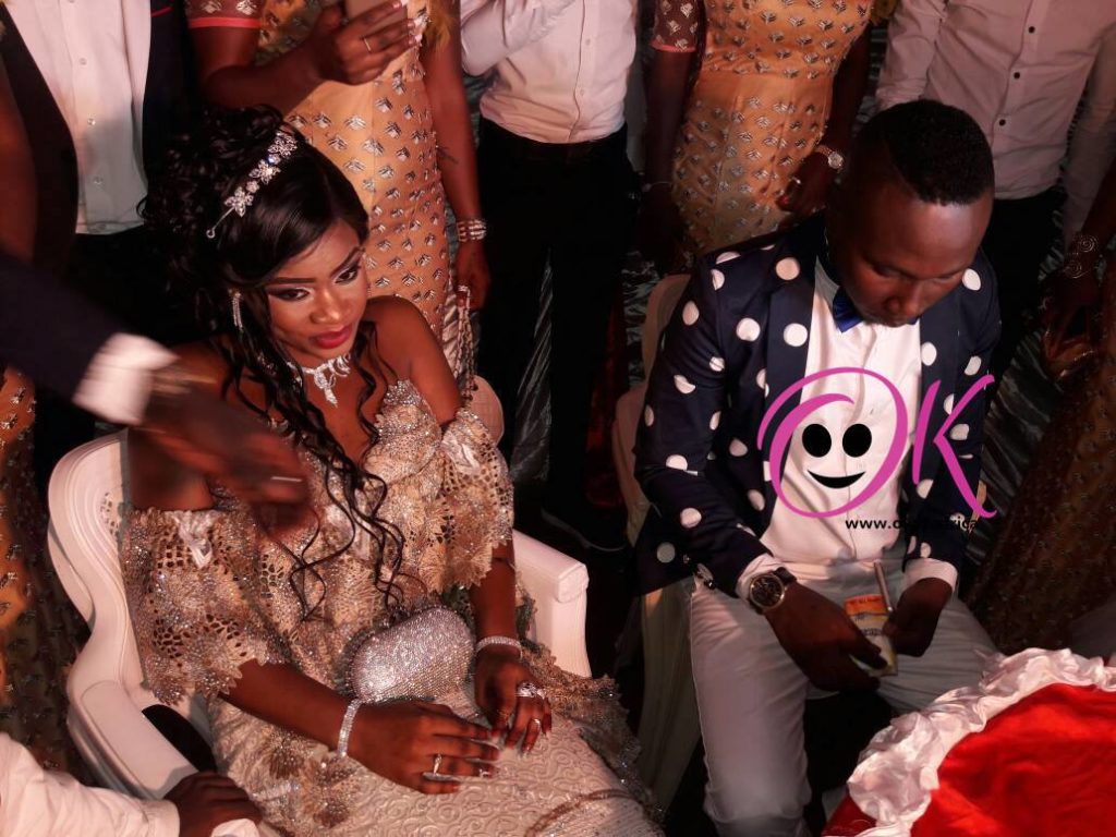 (11 photos): Combé a officiellement célébré son mariage hier.