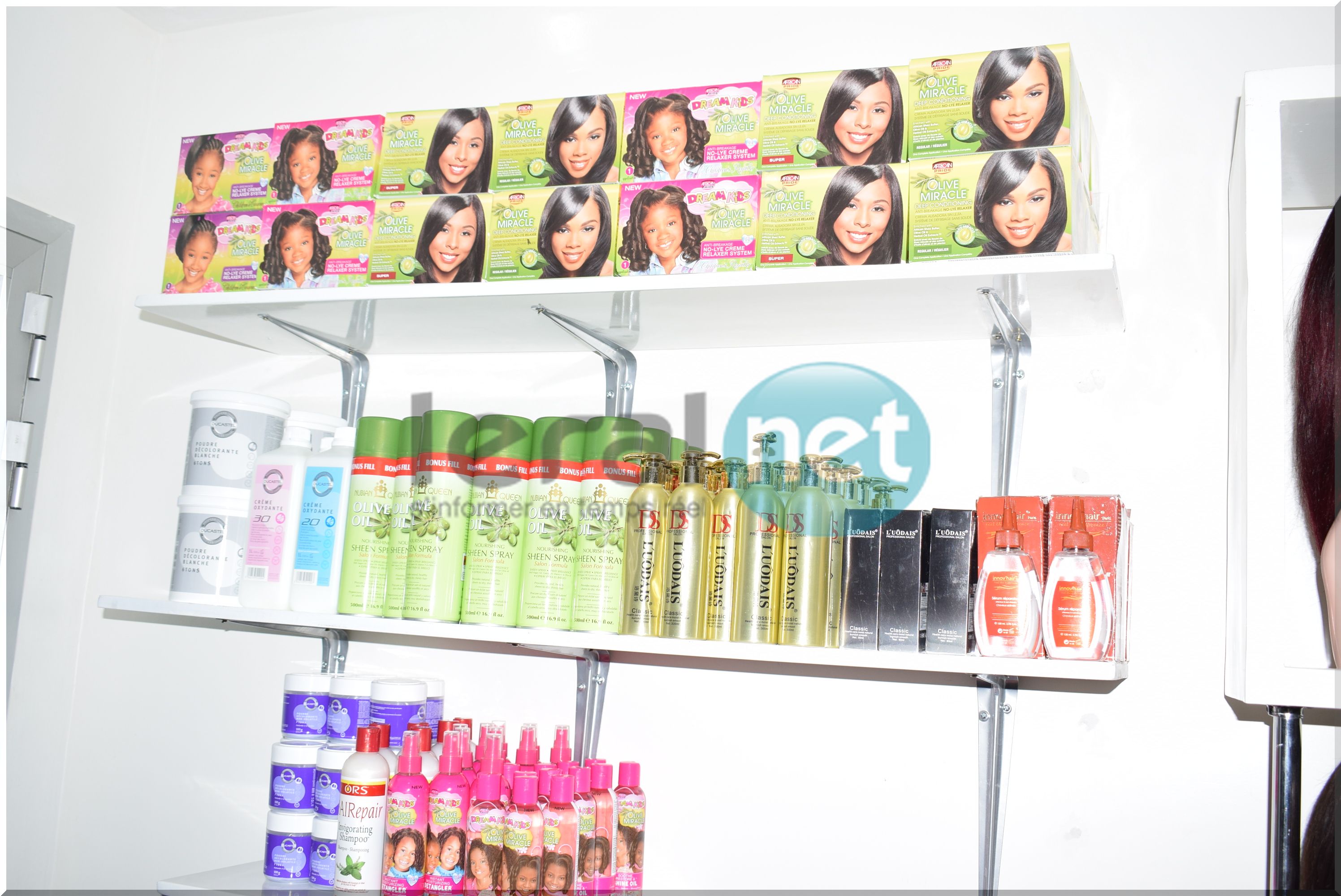 Taco Afro Coiffure, un salon de coiffure afro et d’esthétique moderne, du gris anthracite et noir, au décor design et aux murs ornés de grands miroirs.
