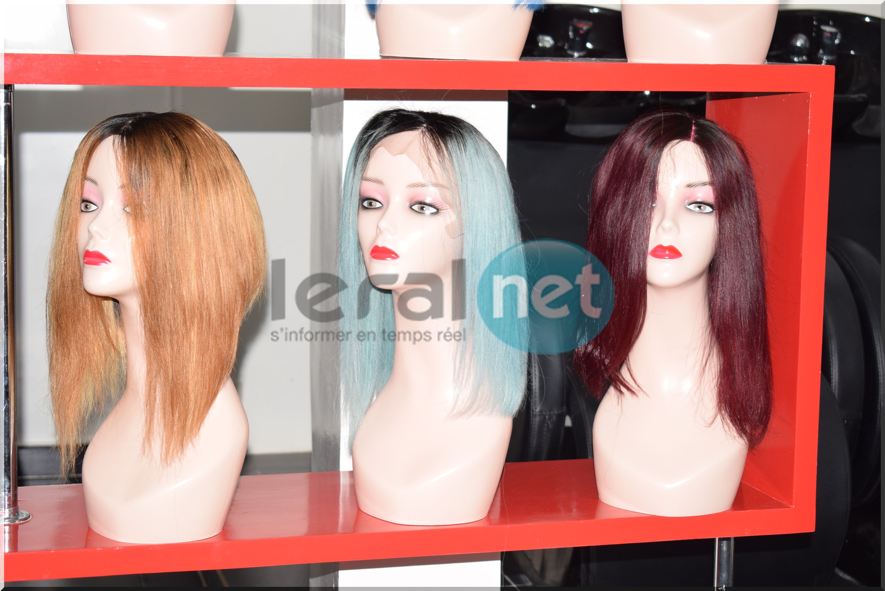 Taco Afro Coiffure, un salon de coiffure afro et d’esthétique moderne, du gris anthracite et noir, au décor design et aux murs ornés de grands miroirs.