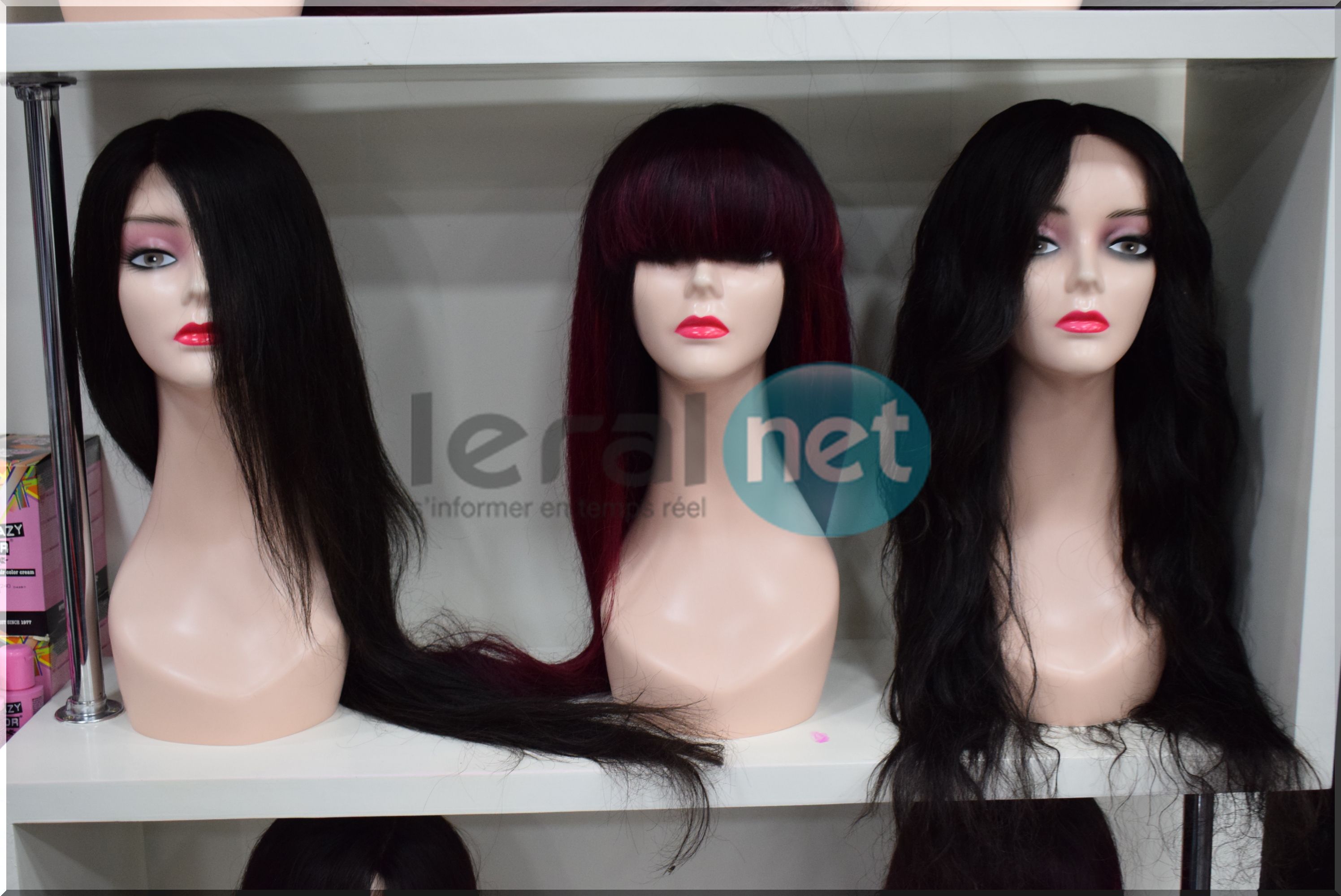 Taco Afro Coiffure, un salon de coiffure afro et d’esthétique moderne, du gris anthracite et noir, au décor design et aux murs ornés de grands miroirs.