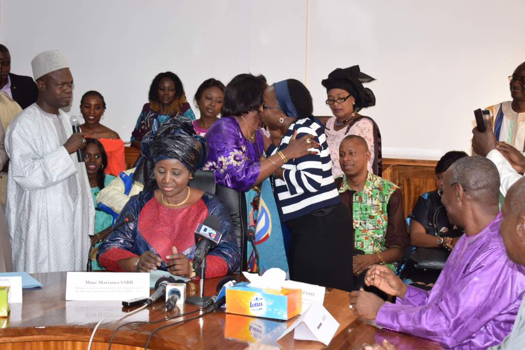 (13 Photos) Passation de service entre le ministre sortant, Viviane Laure Elisabeth Bampassy et son successeur, Mariama Sarr