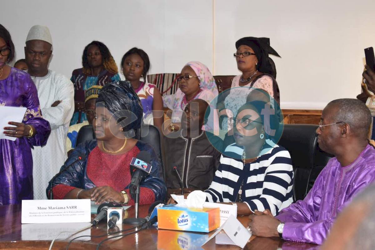 (13 Photos) Passation de service entre le ministre sortant, Viviane Laure Elisabeth Bampassy et son successeur, Mariama Sarr