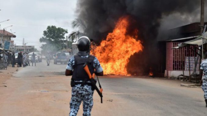 Guéoul : des jeunes barrent la route pour s’opposer au tracé d’une route