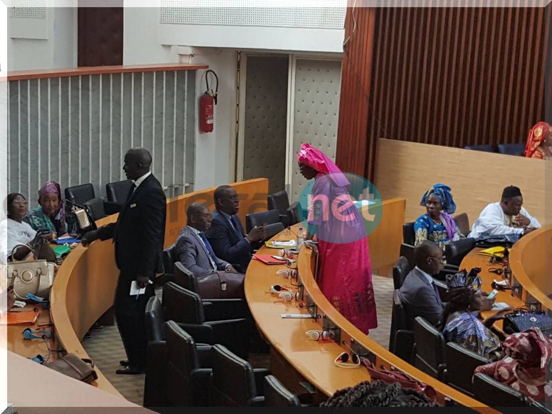 Photos les députés en séance plénière pour la constitution des