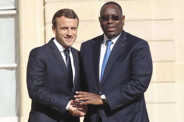 Emmanuel MACRON sur le perron de l’Elysée avec Macky SALL président de la République du Sénégal.
