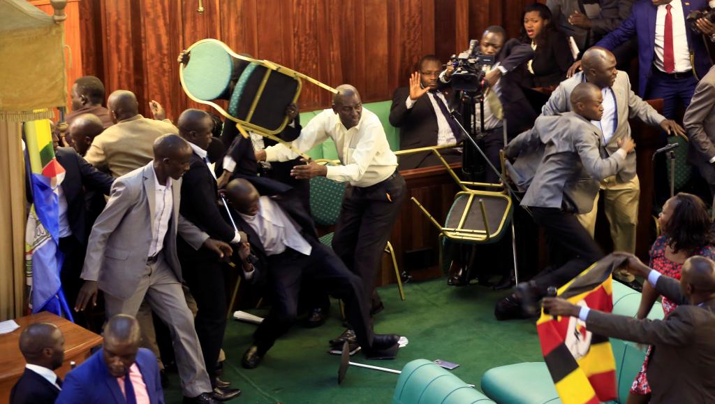 Ouganda: une séance autour de la limite d'âge du président tourne au pugilat