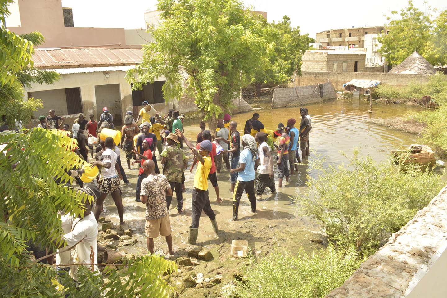 Photos: "L'armée" du Général Kara à Ndamatou, pour évacuer les eaux