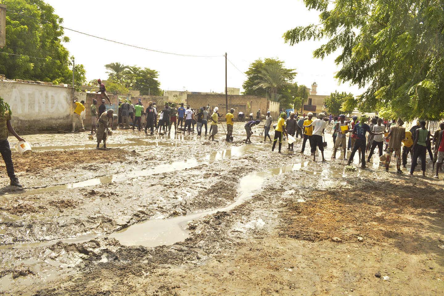 Photos: "L'armée" du Général Kara à Ndamatou, pour évacuer les eaux