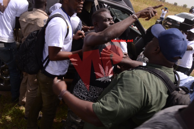 Bagarre à Khelcom: Le chanteur Pape Diouf corrige Assane Diouf