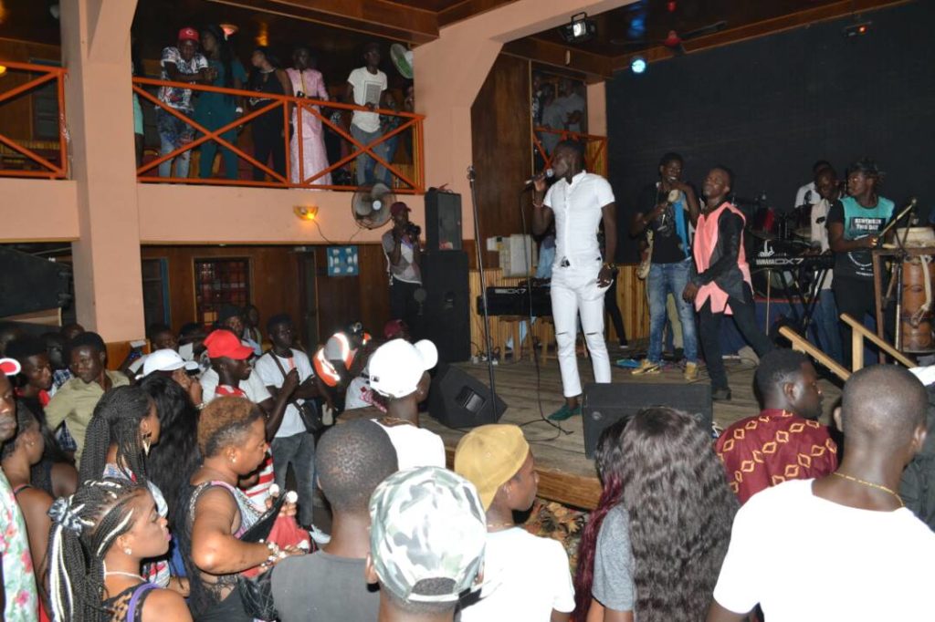 Photos : Momo Dieng enflamme le Ravin Night …tout était permis, hyper chaud avec ses fans