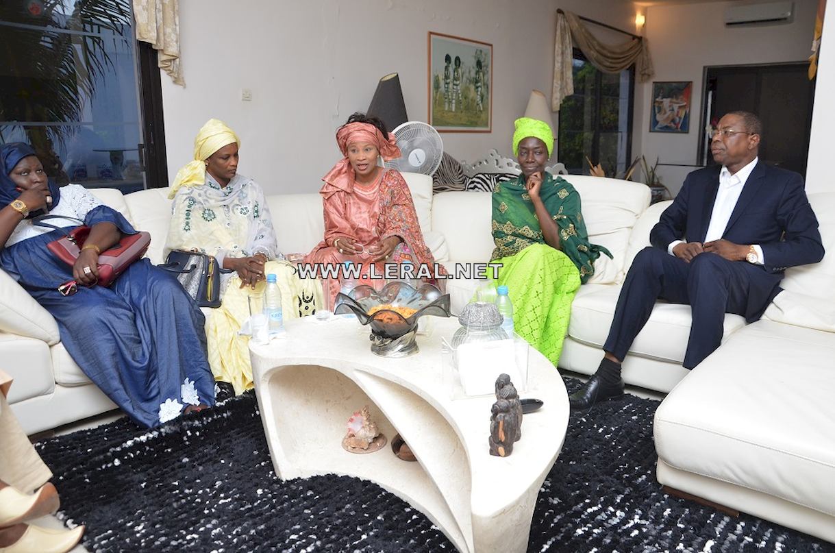 Photos : Aïssata Tall Sall et Mankeur Ndiaye présentent leurs condoléances chez Coumba Gawlo  