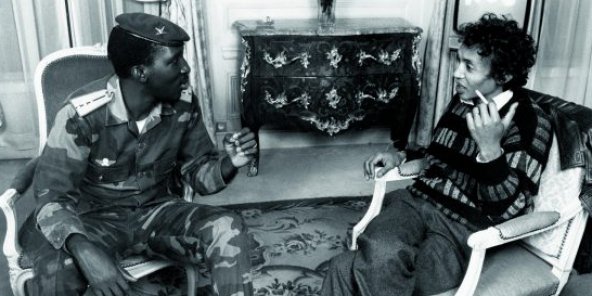 Le capitaine Thomas Sankara et le journaliste Sennen Andriamirado, à Paris, en 1986. © Pascal Maitre/Archives JA