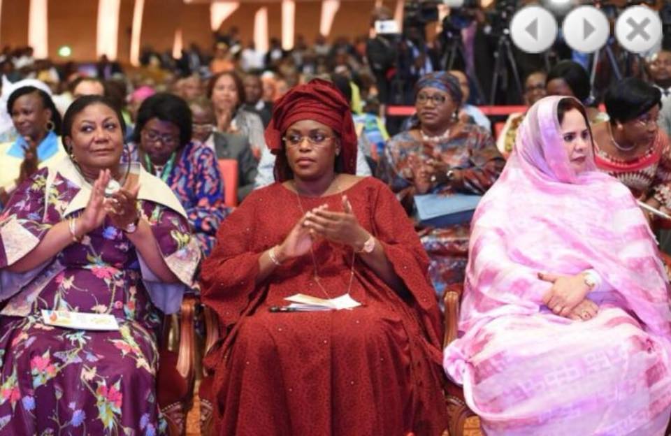 Photos : Marième Faye Sall, version rouge écarlate, ravit la vedette aux premières dames à Abidjan