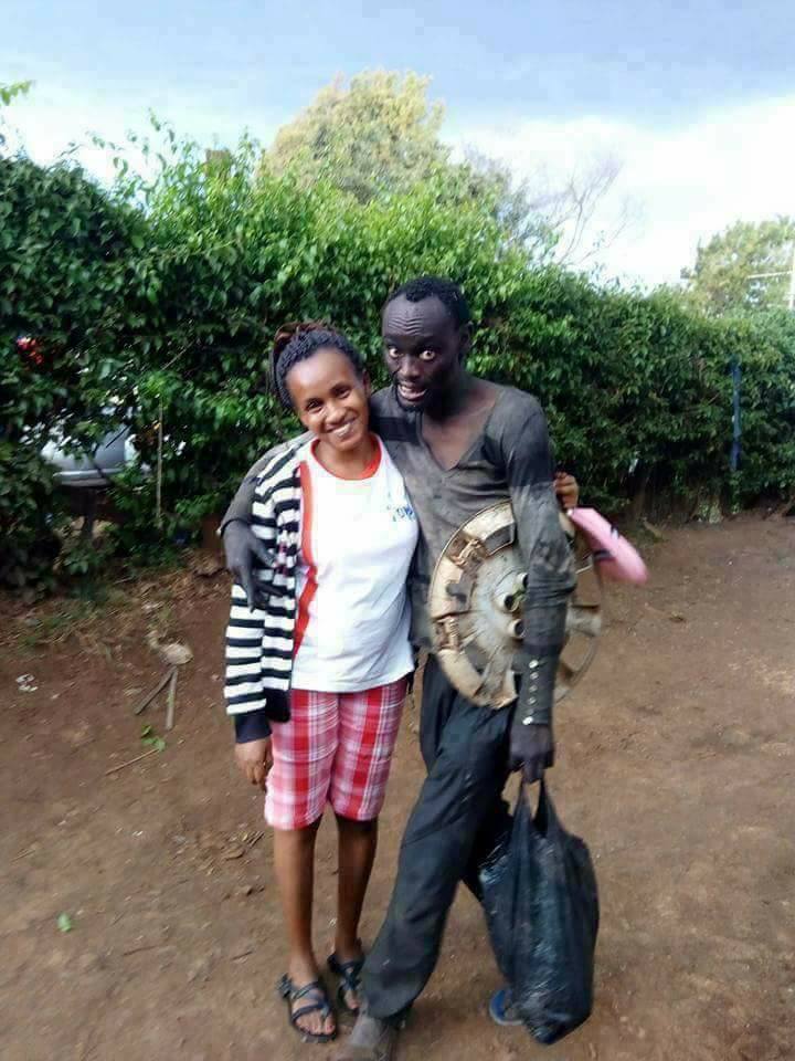 Histoire touchante: Elle a rencontré son ami d'enfance devenu fou (Photos)