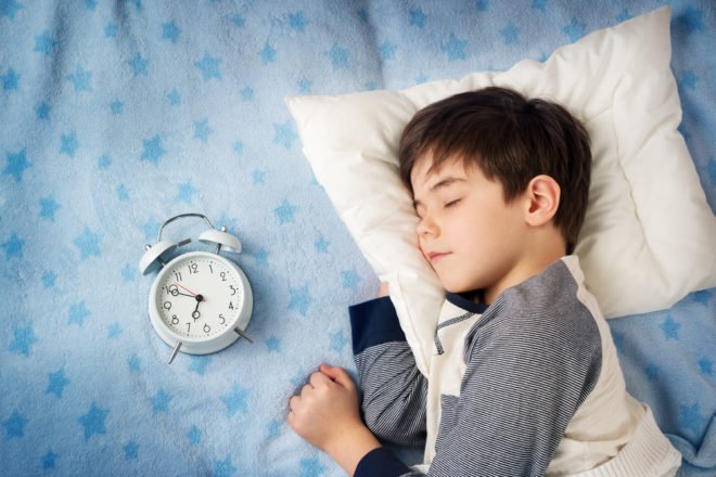 Illustration. Un enfant dormant. Shutterstock.com