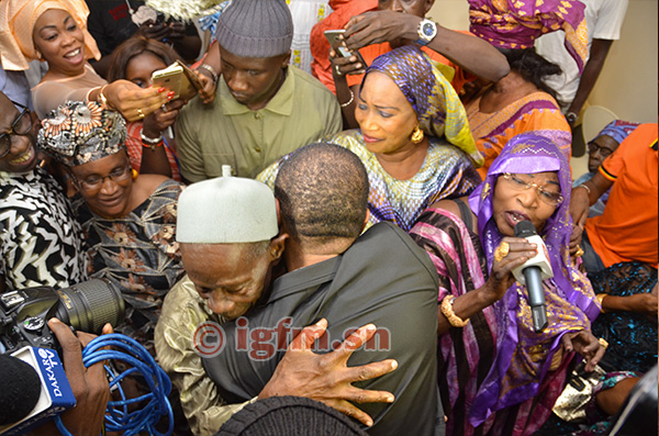 25 photos : Youssou Ndour dans les bras de son père Elimane Ndour, émouvant