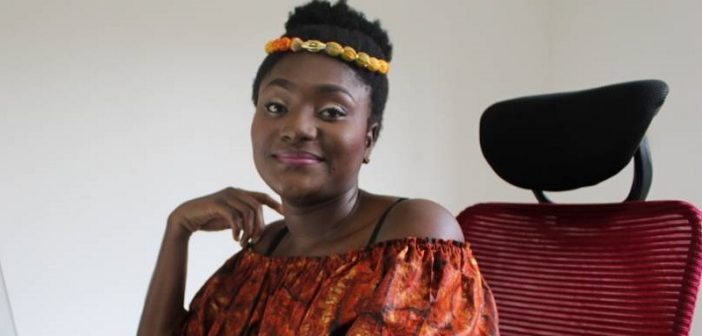 Beauté: Réaliser un maquillage de cérémonie en trois étapes – Vidéo