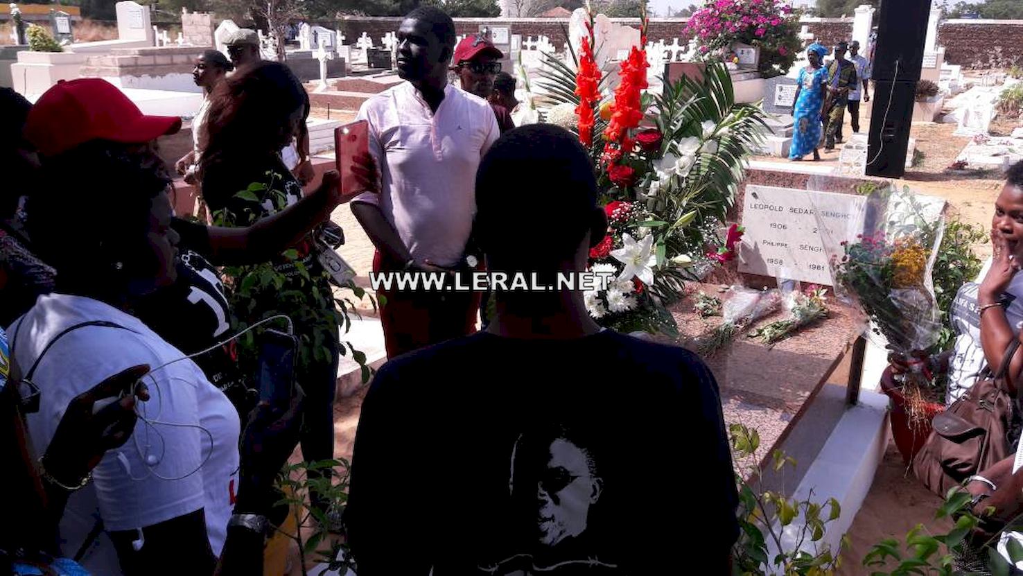 (Photos) Les jeunes socialistes se recueillant sur la tombe de Senghor en ce jour de Toussaint avec leurs tee shirt "Liberez khalifa".