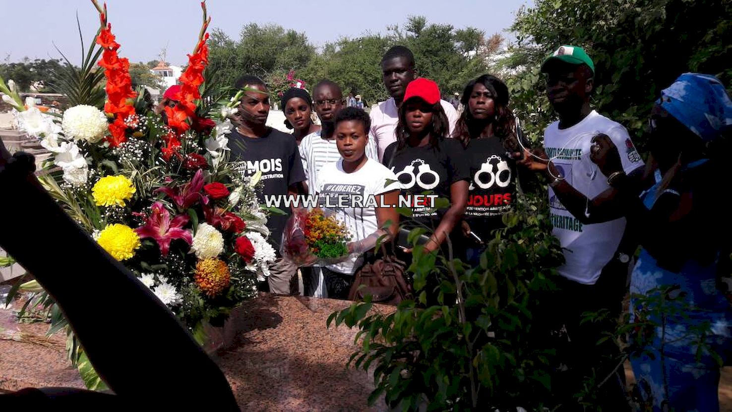 (Photos) Les jeunes socialistes se recueillant sur la tombe de Senghor en ce jour de Toussaint avec leurs tee shirt "Liberez khalifa".