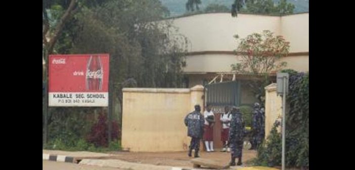 Ouganda : 900 élèves suspendus après une violente bagarre pour une fille