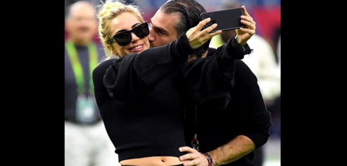 Lady Gaga s’est fiancée avec son agent !  