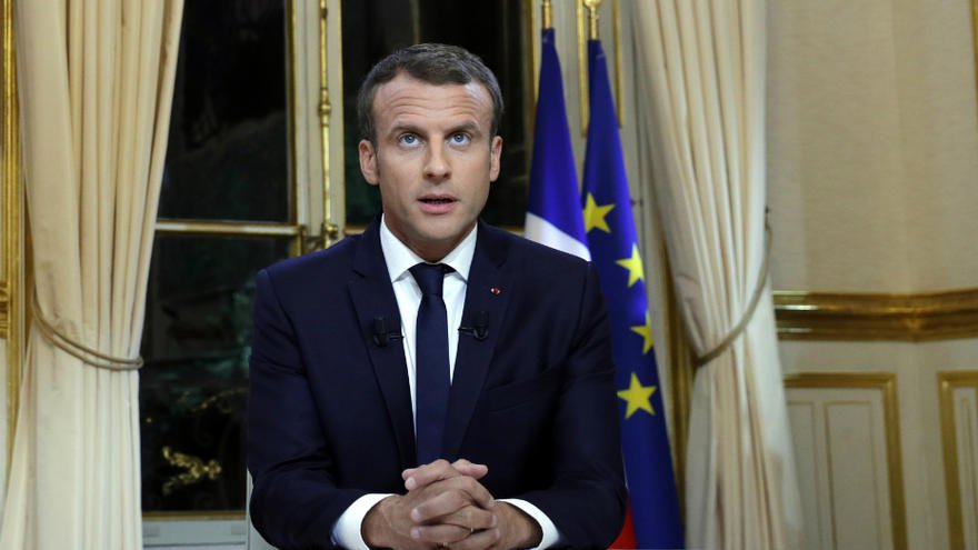 Emmanuel Macron change de tailleur