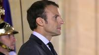 Emmanuel Macron change de tailleur