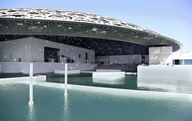 Photo du musée Louvre Abu Dhabi prise le 24 mai 2016 et distribuée le 15 juin 2016 par la Compagnie du développement du tourisme et de l'investissement d'Abou Dhabi (TDIC), en charge des travaux