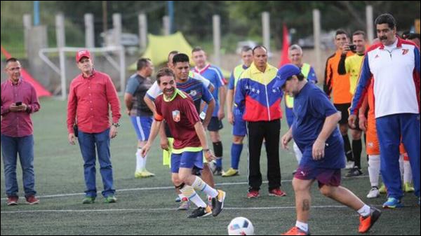 Maradona a joué au foot avec le président vénézuélien Nicolas Maduro et lui a de nouveau apporté son soutien. (photo: AFP)