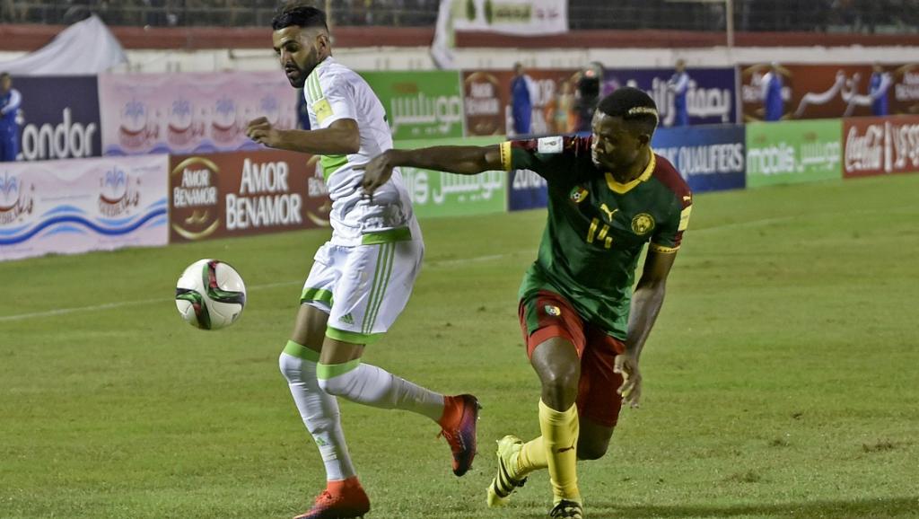 L'Algérien Riyad Mahrez (g) et le Camerounais Aurélien Chedjou lors d'un match qualificatif pour le Mondial 2018 à Blida en Algérie, le 9 octobre 2016.