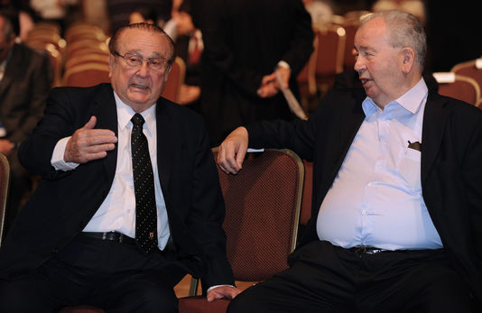 L’ex-président de la Conmebol Nicolas Leoz (à gauche) et le vice-président de la FIFA Julio Grondona, aujourd’hui disparu, sont accusés d’avoir été au centre d’un système de corruption concernant les droits télévisuels en Amérique latine et l’attribution de la Coupe du monde au Qatar.